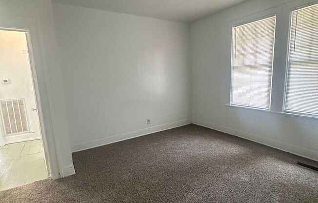 2 beds, 1 bath, $900