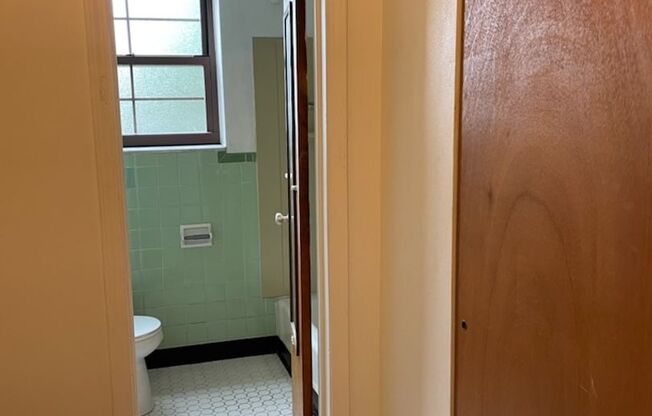 Studio, 1 bath, 487 sqft, $1,300, Unit Fifth 208