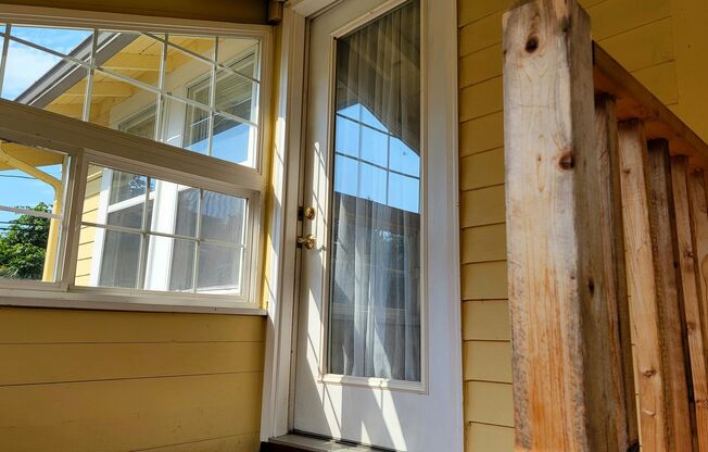 Bright and Spacious vintage 2 bedroom apartment in Multnomah Village