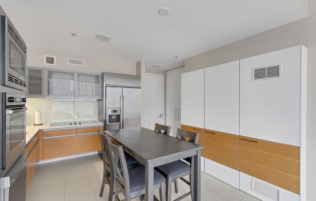 FULLY FURNISHED GORGEOUS ONE BEDROOM WITH SOUTH STRIP VIEW
