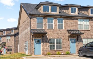 3 beds, 3 baths, $1,425, Unit # 201