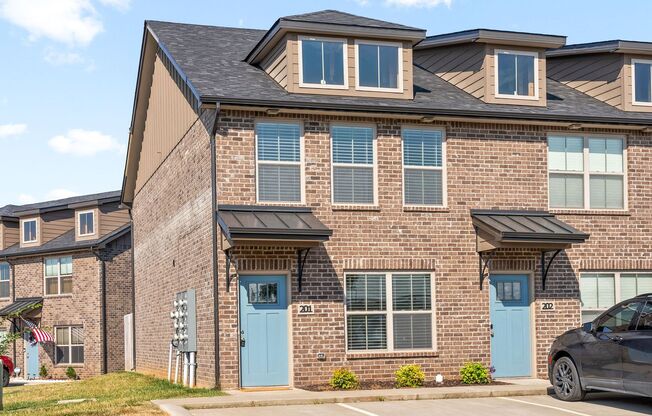 3 beds, 3 baths, $1,425, Unit # 201