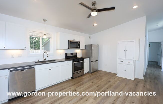 SE 88th Ave - 2 bedroom ADU close to the restaurants and shops along SE 92nd Ave and SE Foster Blvd