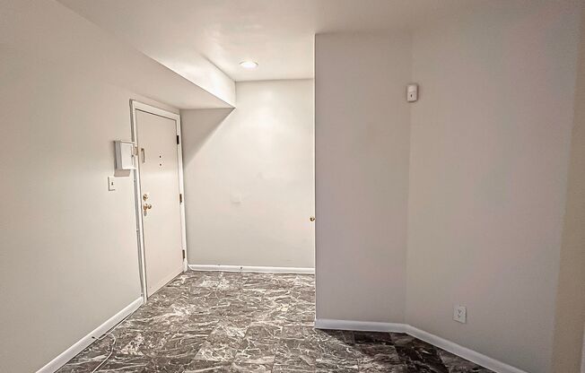 Gorgeous 3 Bedroom 2 Bathroom Unit With Sunroom In Serene Seminary Walk