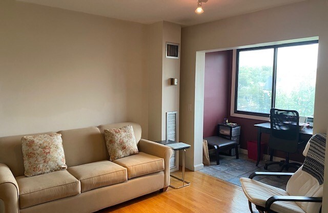 1 bed, 1 bath, 947 sqft, $3,450, Unit 711