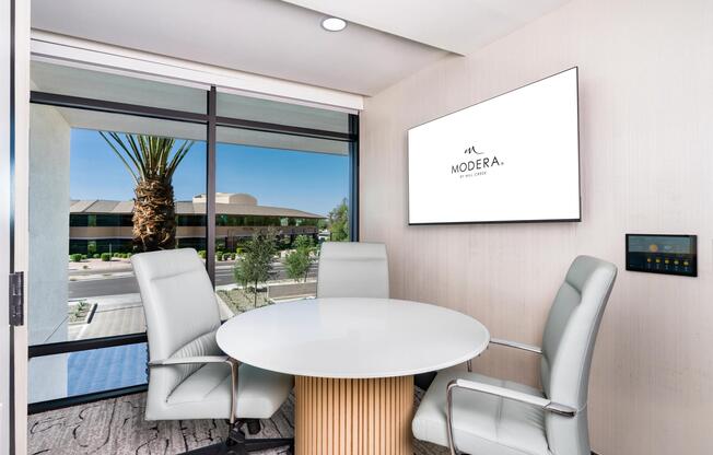 Private work pods make it easy to host client calls, team meetings, or focus sessions—without ever leaving the community.