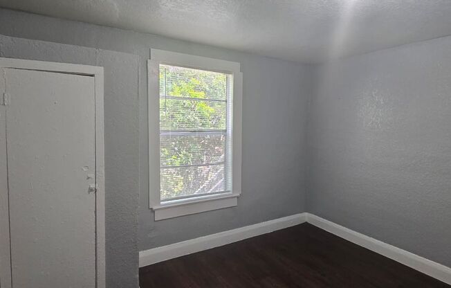 3 beds, 1 bath, $1,350, Unit C