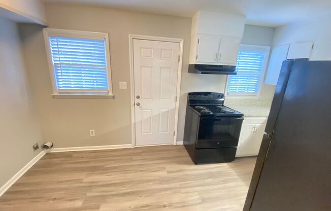 2 beds, 1.5 baths, 832 sqft, $1,100, Unit 829 Oakwood Villa