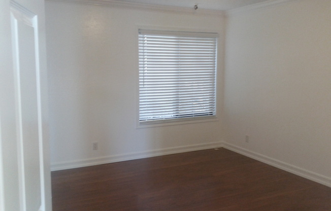 2 beds, 1 bath, $2,850, Unit # 2