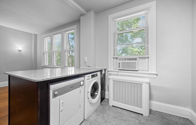 2 beds, 1 bath, 902 sqft, $2,300, Unit 210A
