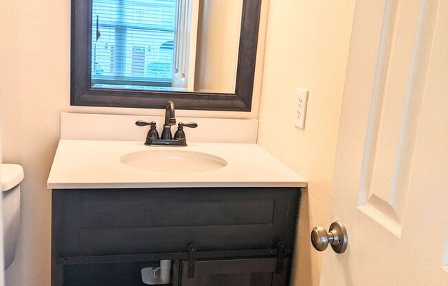Well kept 2 bed/2.5 baths Townhome in the heart of Tuscawilla
