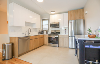 1414 W 17 ST