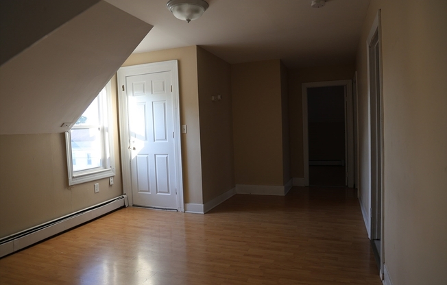 3 beds, 1 bath, 1,095 sqft, $2,500, Unit 3