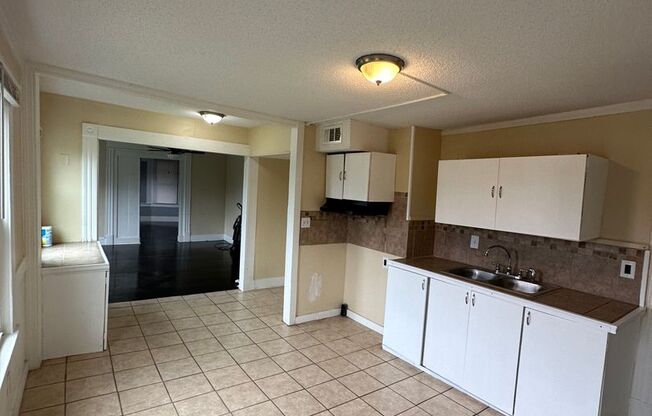 3 beds, 1 bath, 1,360 sqft, $1,750, Unit 583 Union St - 2nd Floor