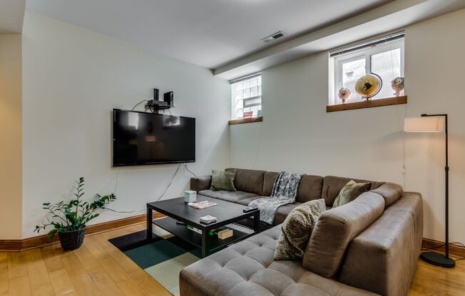 Bucktown: Fully furnished gorgeous 3 Bed, 2 Bath Condo
