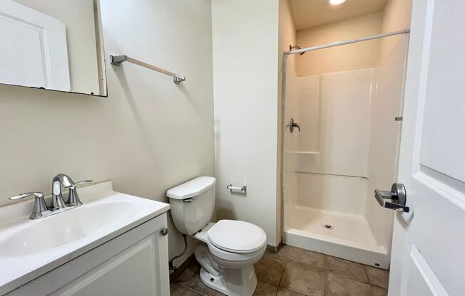 3 beds, 2 baths, $2,250, Unit 4B