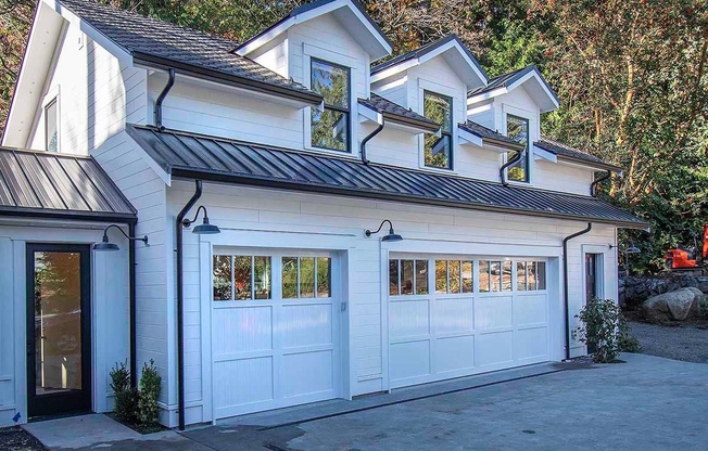 Expansive Loft-Style Carriage House in Private Haller Lake Estate