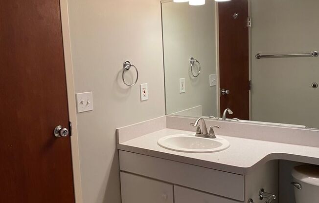 2 beds, 2 baths, 937 sqft, $1,499, Unit 712