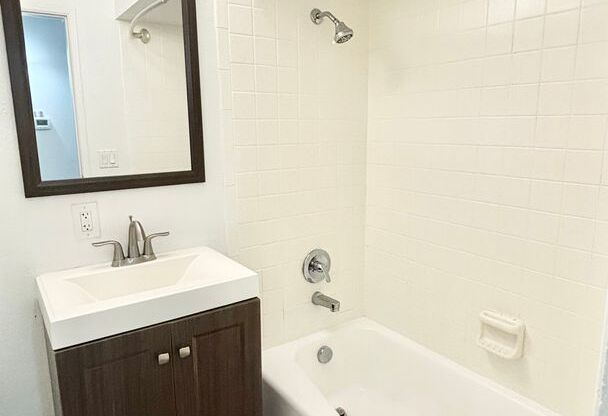 2 beds, 2 baths, 833 sqft, $1,750, Unit 211
