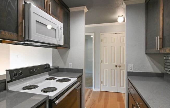 2 beds, 1 bath, $1,650, Unit 102