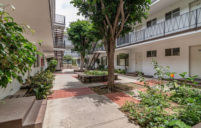 Cozy 1-Bedroom Ground Floor Escape-Glendale's Best Trendy Lifestyle
