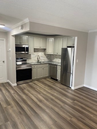 1 bed, 1 bath, 613 sqft, $1,900, Unit B2