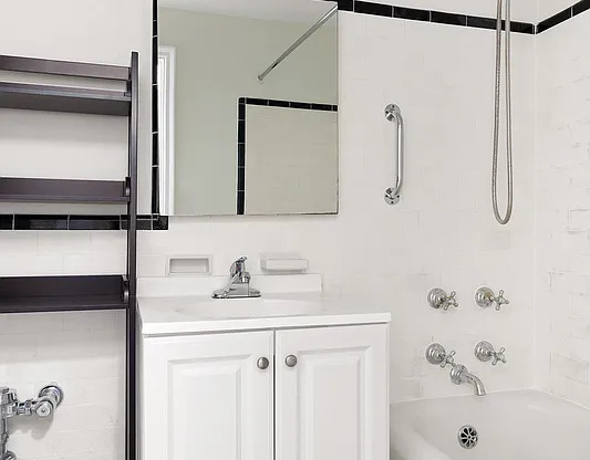 Studio, 1 bath, $2,600, Unit 2M