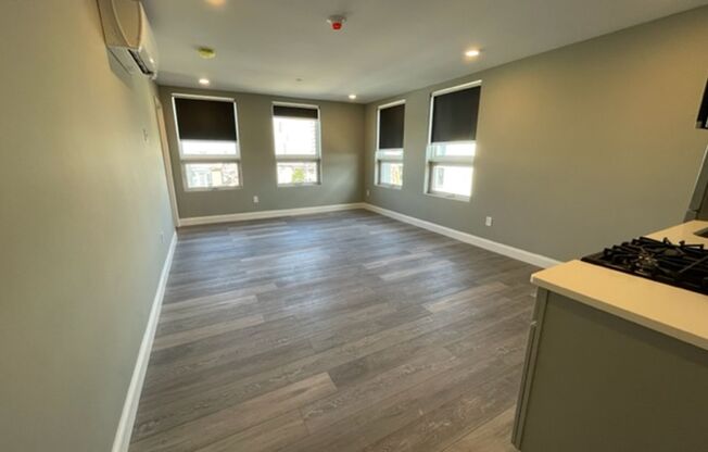 Studio, 1 bath, 328 sqft, $1,850, Unit 405