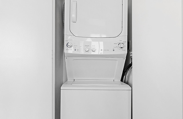 2 beds, 2 baths, $9,300, Unit 1711