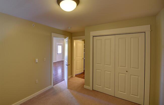 Guest bedroom at Saddleview Apartments, Montana