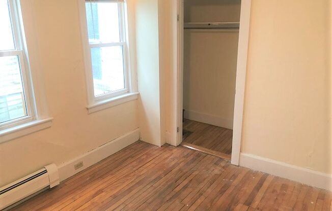 3 beds, 1 bath, $1,905, Unit 3