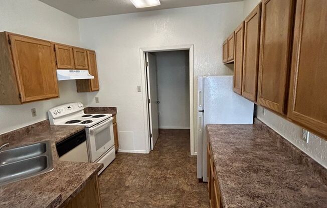 2 beds, 2 baths, 957 sqft, $1,015, Unit 70