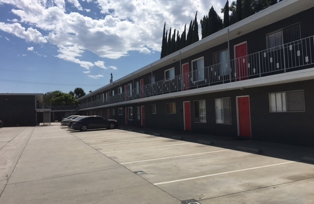 2BD 1 BA centrally located in Norwalk! In nearby proximity of the 5, 605, 105 freeways. Target shopping, civic center that includes an AMC theater and much more!!