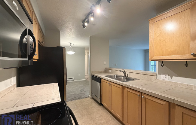 2 beds, 2 baths, $1,695, Unit Unit 305