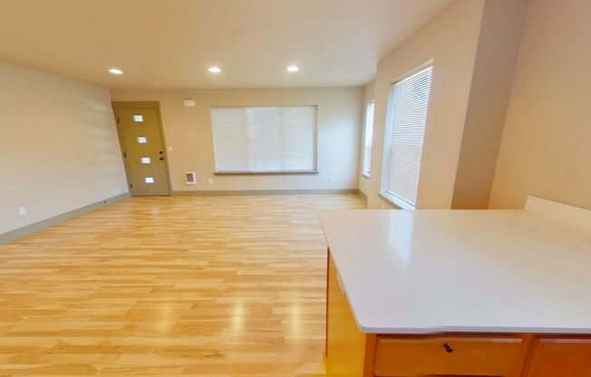 4 beds, 2.5 baths, $4,120, Unit 578 East 15th Alley