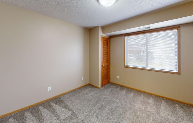 3 beds, 2 baths, 1,352 sqft, $1,595, Unit 2900-1148
