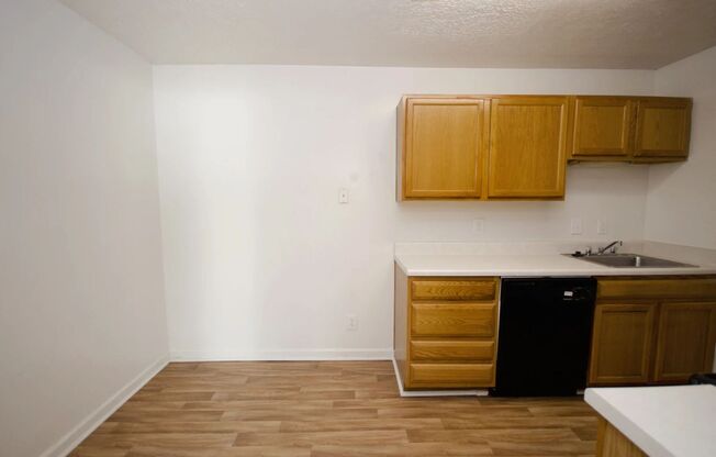2 beds, 1 bath, 972 sqft, $1,450, Unit B10
