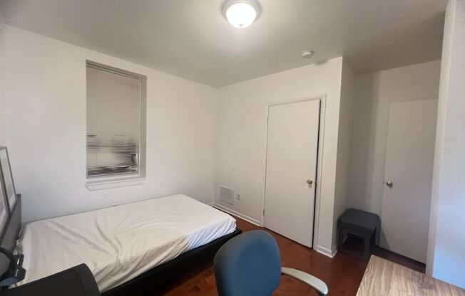 2 beds, 1 bath, $1,600, Unit 1R