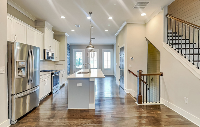 2038 ROCKLEDGE RD NE