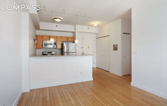 516 W 47 ST