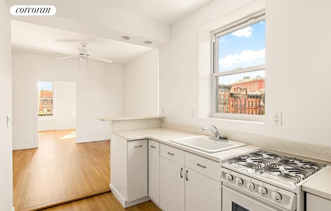 225 W 10 ST