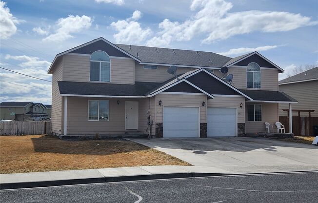 3 bedroom 2.5 Bath Townhouse with garage in great location, Moses Lake