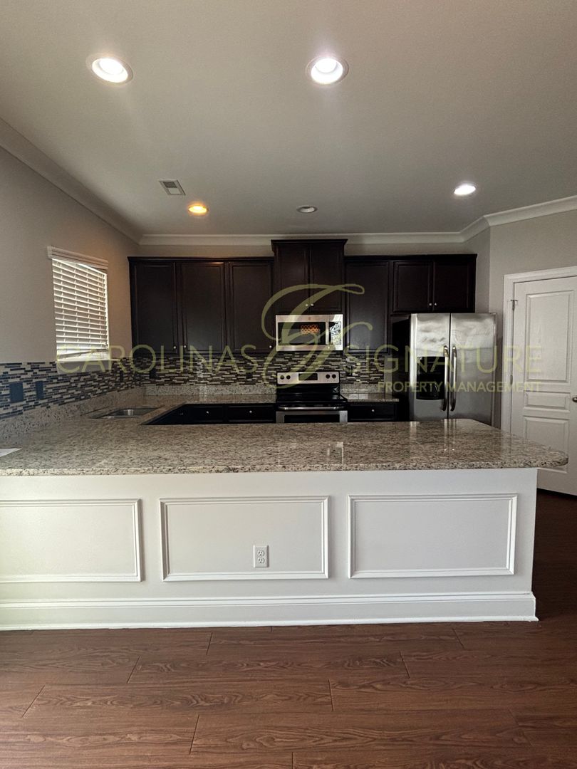 3BR/2.5BA Townhouse in Settlers Landing; End Unit