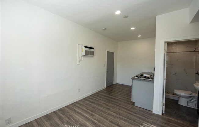 Studio, 1 bath, 200 sqft, $1,300, Unit 3/4