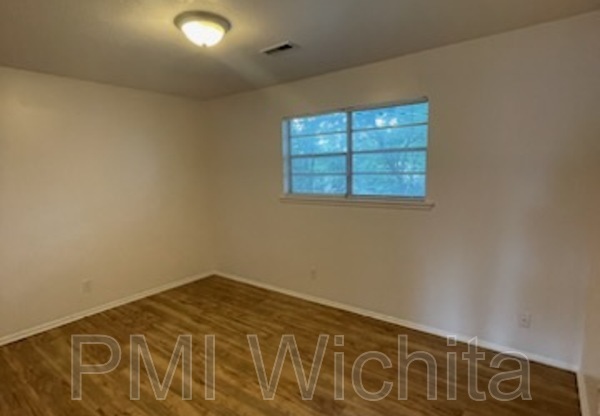 2 beds, 1 bath, 880 sqft, $750