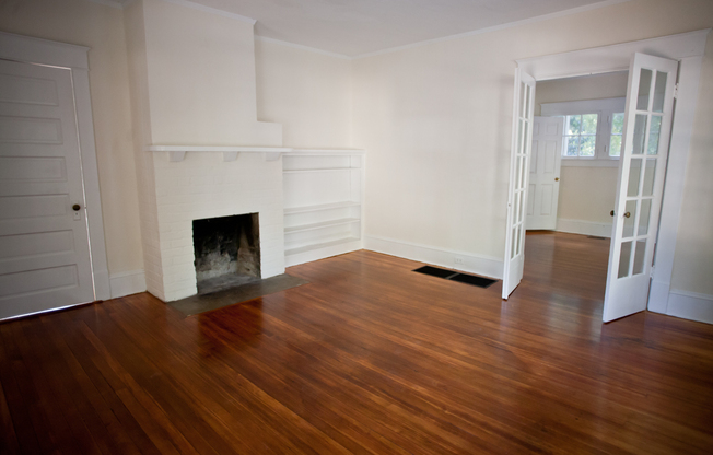 One Bedroom Renovated Cottage Apartment on North St. - Walk to Campus!