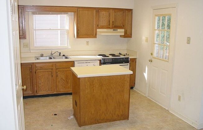 SPACIOUS 4 BEDROOM 2 BATH IN INNSBROOK!!