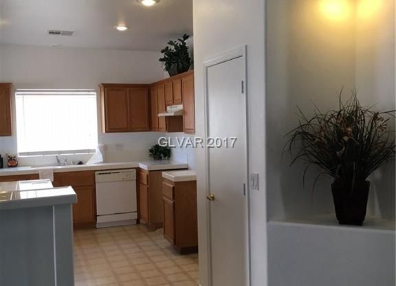 3 beds, 2 baths, $1,650