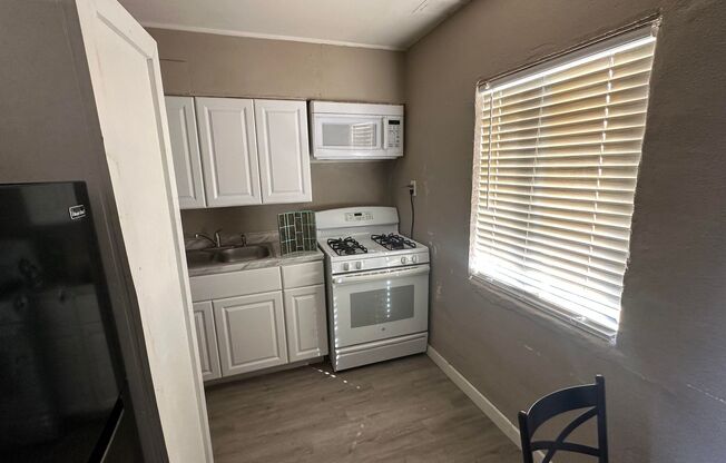 1 bed, 2 baths, $1,100, Unit 3