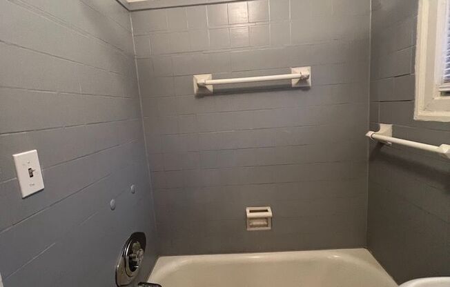 1 bed, 1 bath, $925, Unit Apt 3